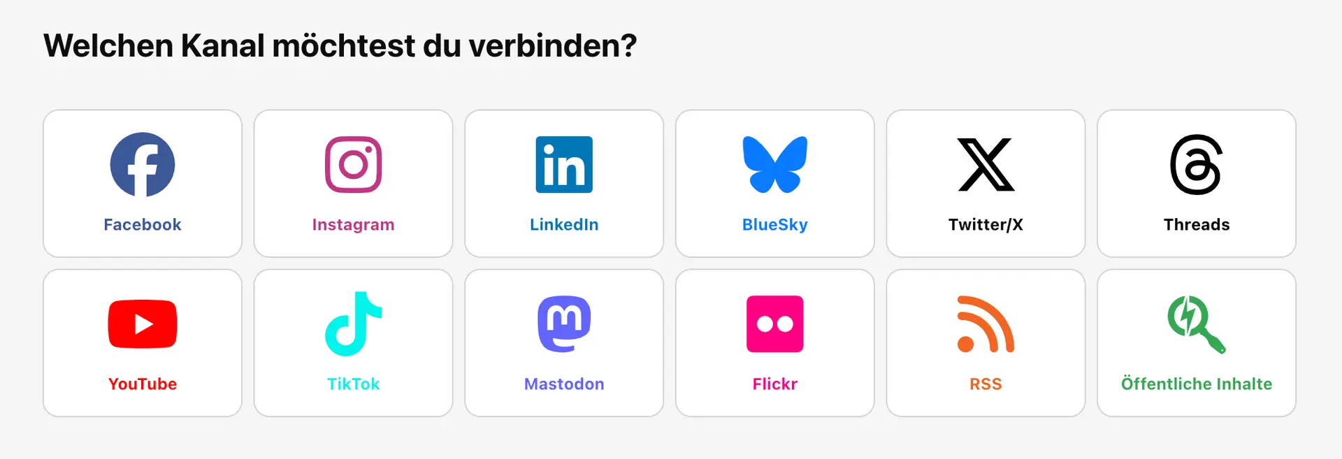 Auswahlfenster zur Verbindung eines Social-Media-Kanals auf der Stage-Plattform. Überschrift: „Welchen Kanal möchtest du verbinden?“ Darunter sind elf Icons mit Plattformnamen dargestellt: Facebook, Instagram, LinkedIn, BlueSky, Twitter/X, Threads, YouTube, TikTok, Mastodon und RSS. Jede Plattform ist in einem rechteckigen Auswahlfeld mit ihrem jeweiligen Logo dargestellt.